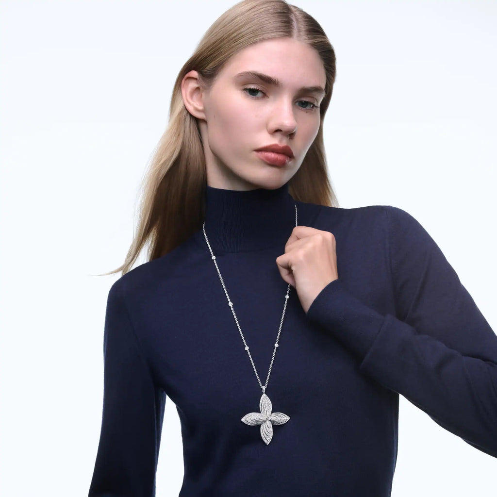 Idylle Blossom Pendant, White Gold & Diamonds