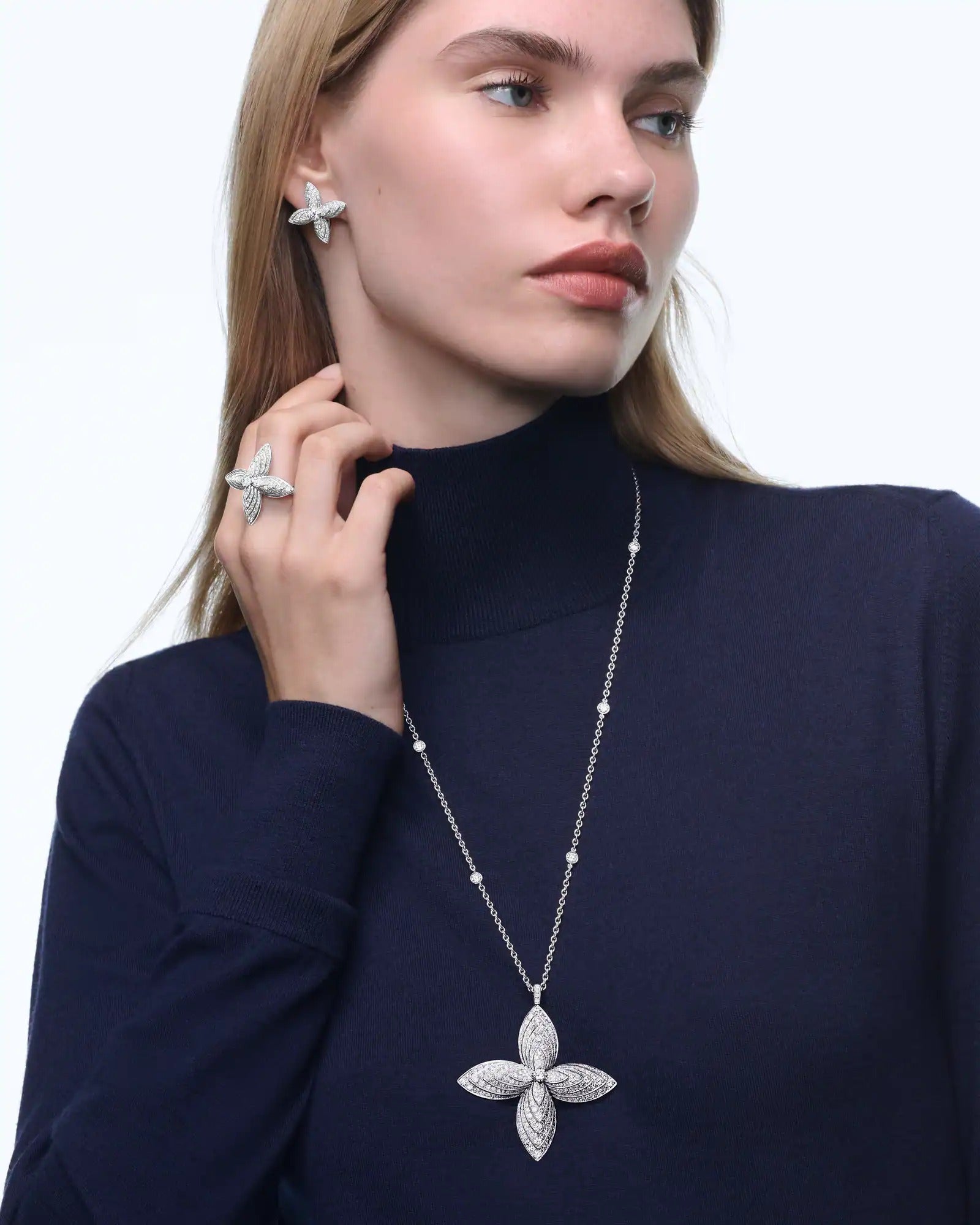 Idylle Blossom Pendant, White Gold & Diamonds