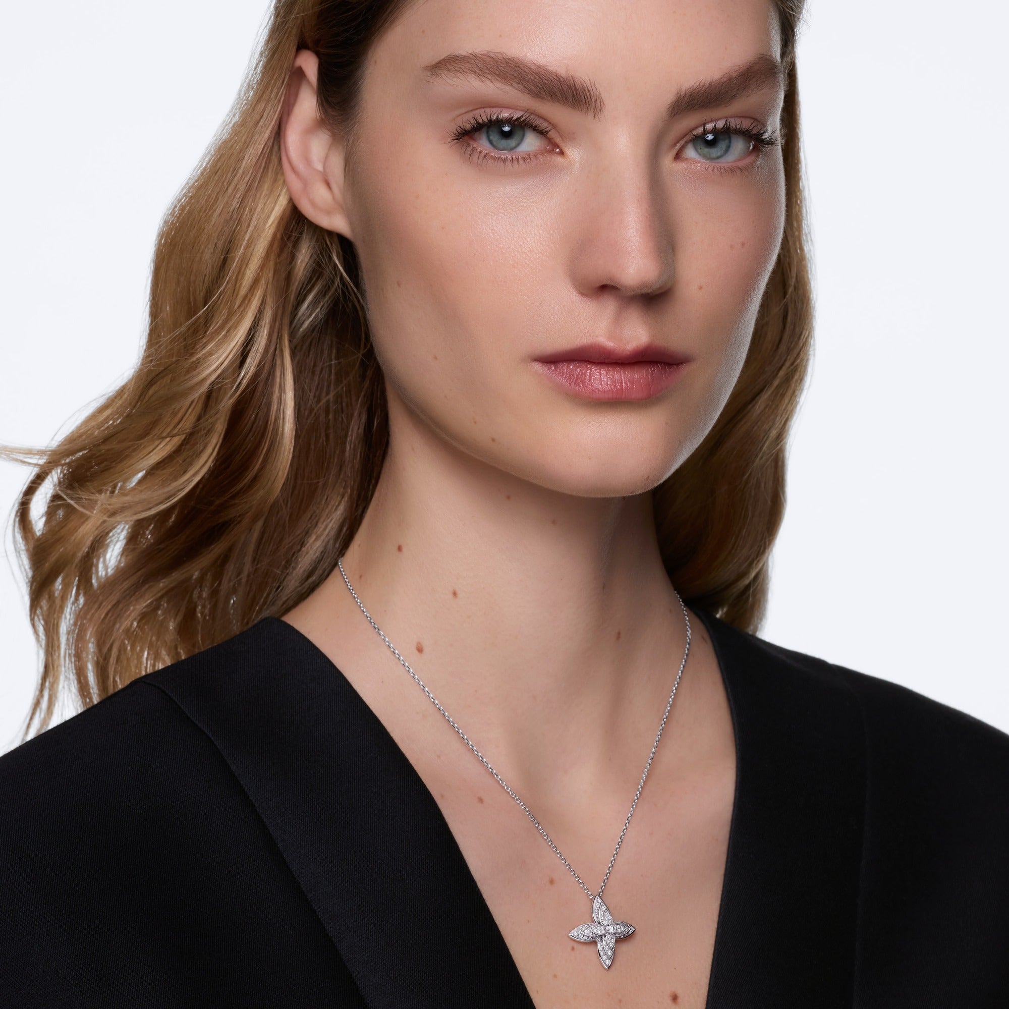 Idylle Blossom Pendant, White Gold & Diamonds