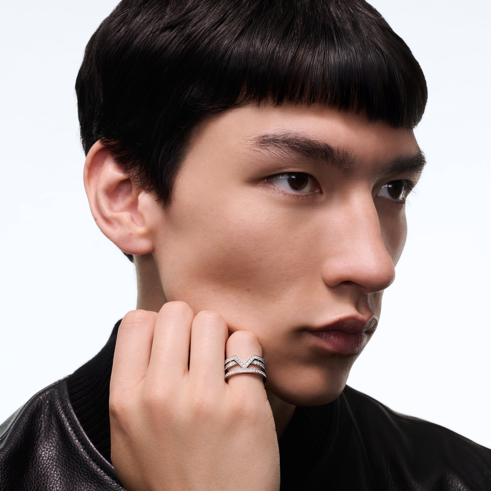 Pure V Ring, White Gold and Diamonds