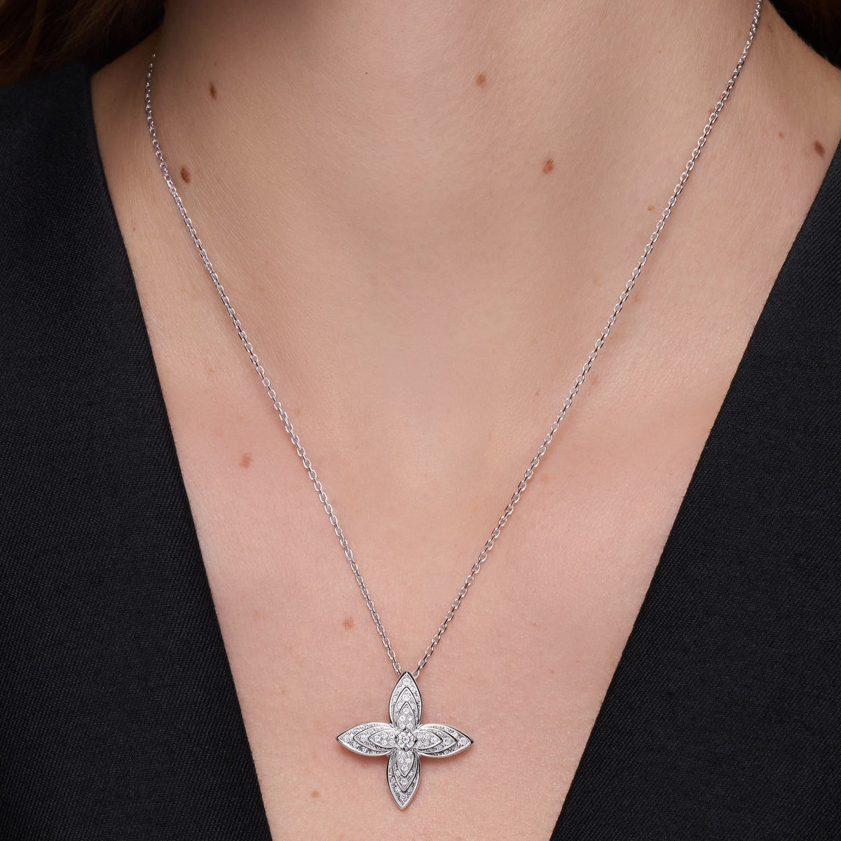 Idylle Blossom Pendant, White Gold & Diamonds
