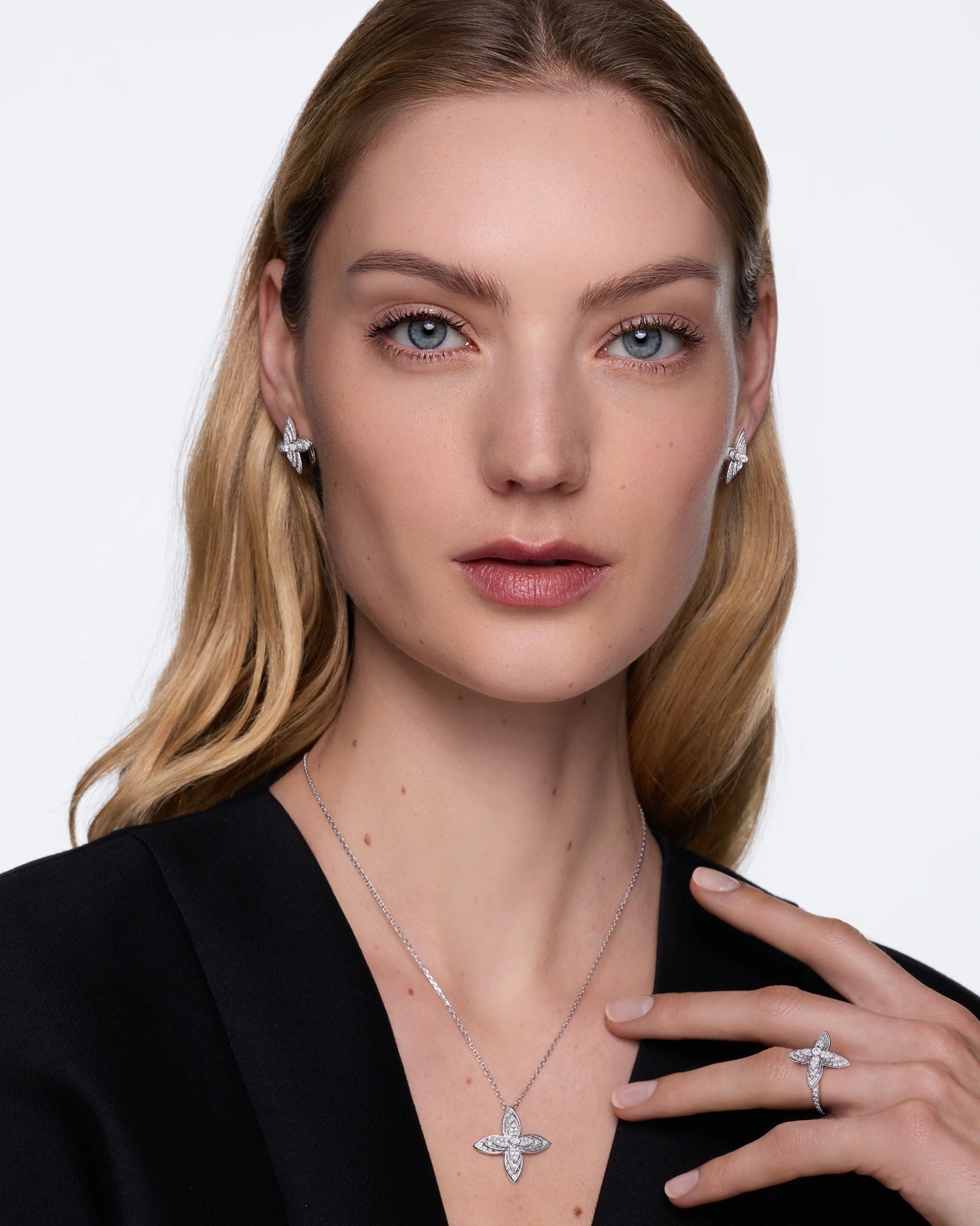 Idylle Blossom Pendant, White Gold & Diamonds