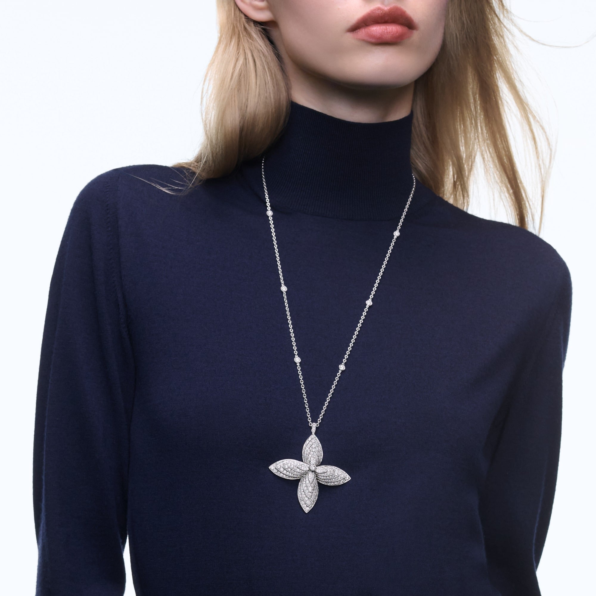 Idylle Blossom Pendant, White Gold & Diamonds