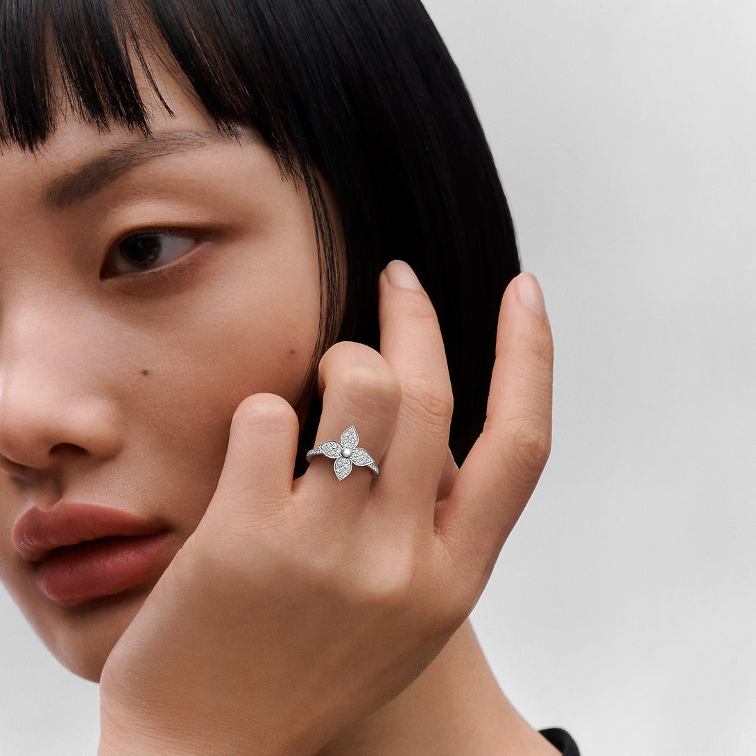 Star Blossom Ring, White Gold And Diamonds