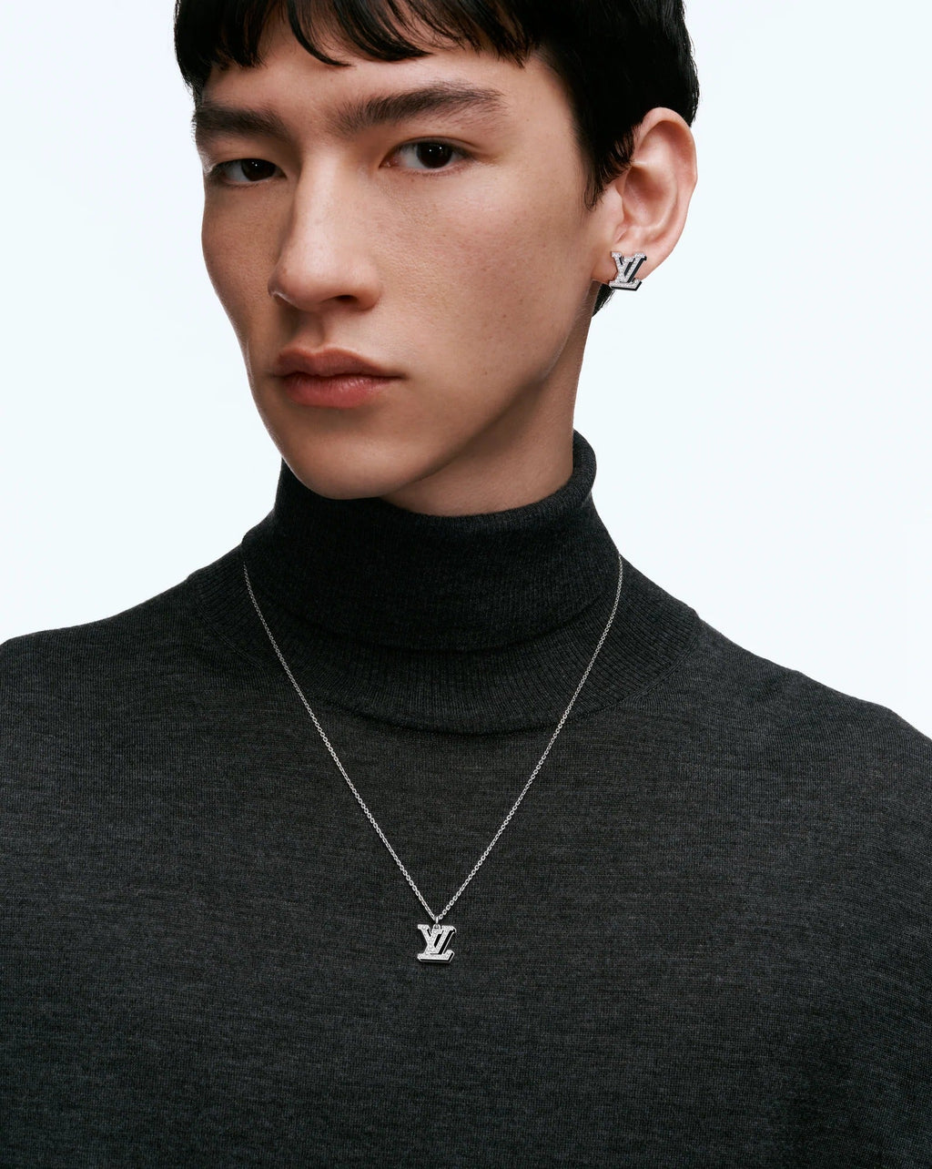 LV Medium Pendant, White Gold, Diamonds and Black Lacquer