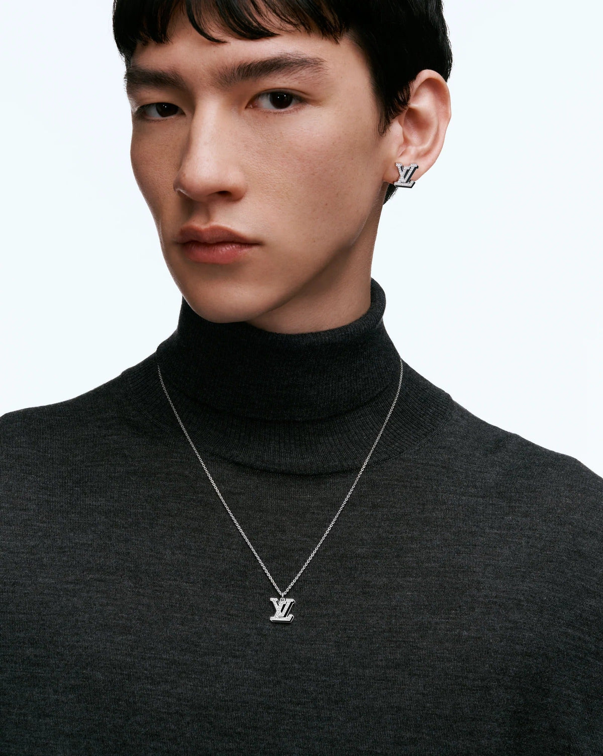 LV Medium Pendant, White Gold, Diamonds and Black Lacquer
