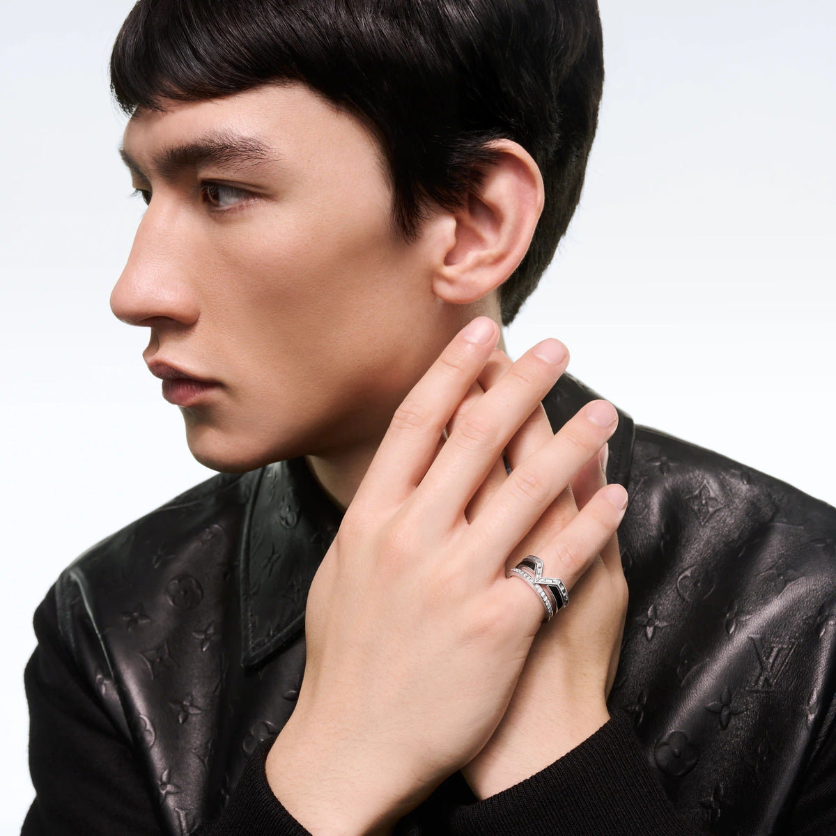 Pure V Ring, White Gold, Black Lacquer and Diamonds