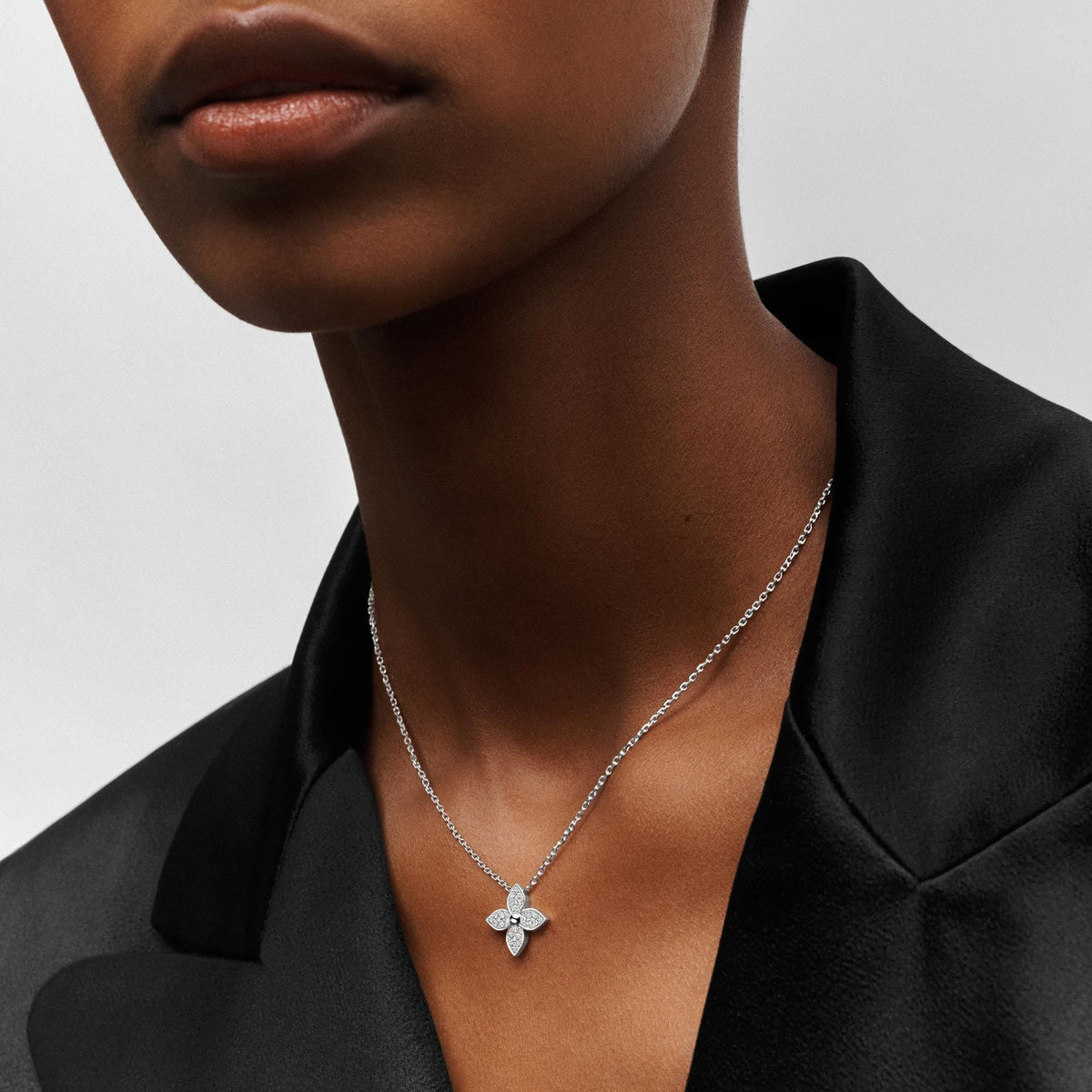 Idylle Blossom Pendant, White Gold And Diamonds