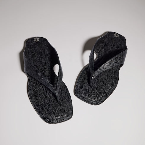 Men's thong sandal with Interlocking G - black leather
